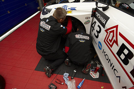 Travlhed i Team BYGMA Jason Watt Racing pitten.